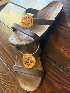 Crocs Brown Women's Sanrah Circle Slide Sandals